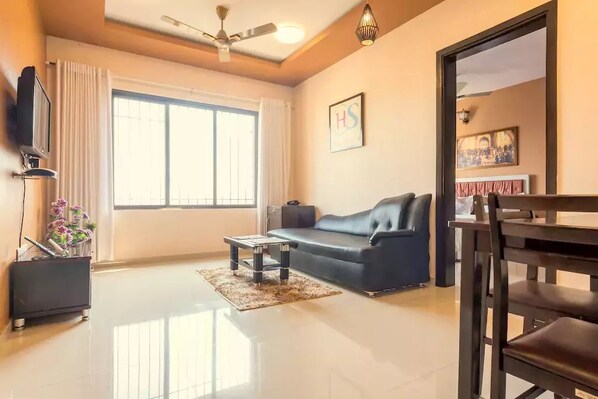 Executive Room, 1 Queen Bed, Smoking | Living room | Flat-screen TV - Gagal Home-Airport Suite (Mumbai)