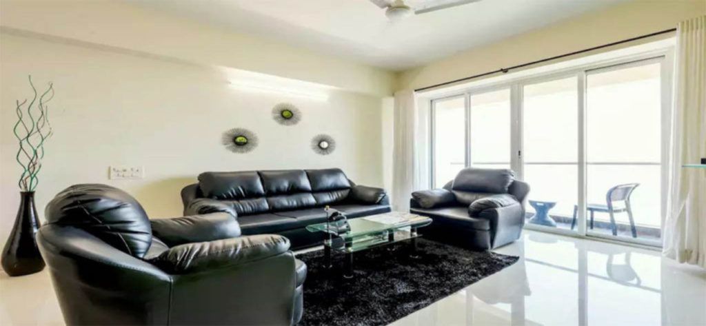Executive Room, 1 Queen Bed, Smoking | Living room | Flat-screen TV