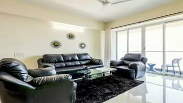 Executive Room, 1 Queen Bed, Smoking | Living room | Flat-screen TV