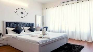 Executive Room, 1 Queen Bed, Smoking | Egyptian cotton sheets, premium bedding, memory-foam beds