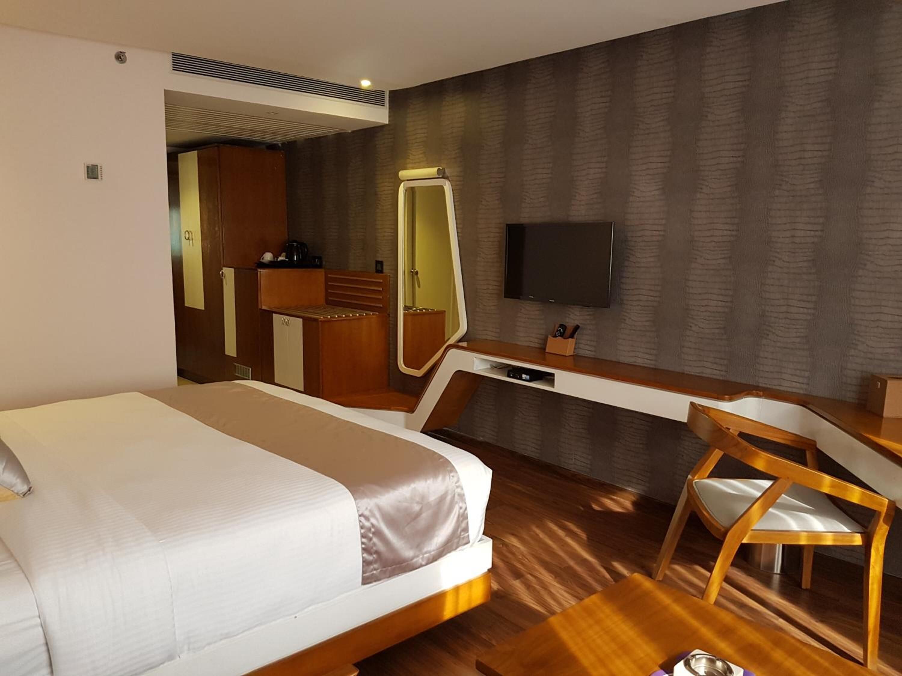Egyptian cotton sheets, premium bedding, down duvets, in-room safe