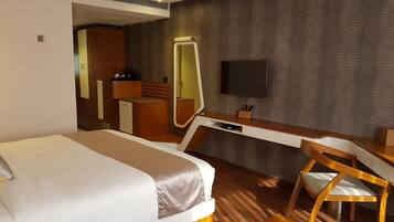 Egyptian cotton sheets, premium bedding, down duvets, in-room safe