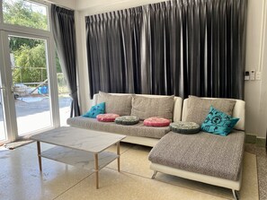 4-Bedroom House | Vardagsrum | 42-tums smart-tv med kabelkanaler, Netflix och dvd-spelare