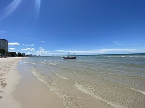 บนชายหาด