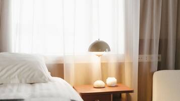 Bureau, rideaux occultants, Wi-Fi gratuit, draps fournis