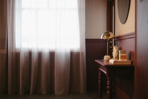 Desk, blackout drapes, free WiFi, bed sheets