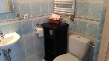 Ducha, bañera profunda, batas, toallas