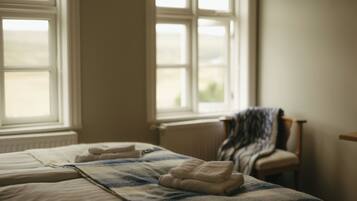 Una scrivania, tende oscuranti, Wi-Fi gratuito, lenzuola