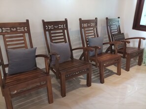 Familieleilighet, 2 soverom | Oppholdsområde | Flatskjerm-TV