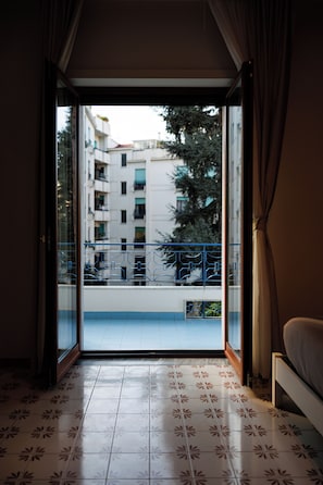 Deluxe tweepersoonskamer, balkon | Luxe beddengoed, een kluis op de kamer, een bureau, een laptopwerkplek