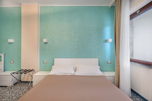 أغطية فراش متميزة وخزنة داخل الغرفة ومكتب ومساحة عمل للكمبيوتر المحمول