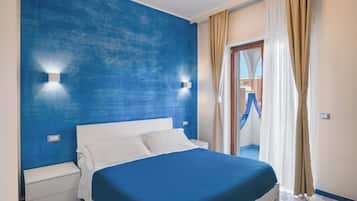 Deluxe dubbelrum - balkong | SÀngtillbehör av högsta kvalitet och vÀrdeförvaringsskÄp pÄ rummet