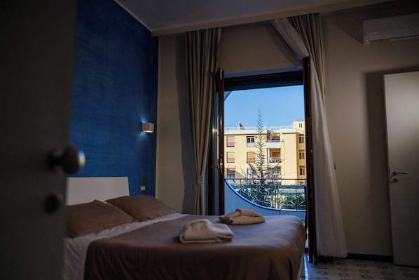 Deluxe tweepersoonskamer, balkon | Luxe beddengoed, een kluis op de kamer, een bureau, een laptopwerkplek