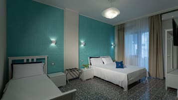 Chambre Triple Deluxe, balcon | Literie de qualité supérieure, coffres-forts dans les chambres, bureau