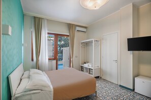 أغطية فراش متميزة وخزنة داخل الغرفة ومكتب ومساحة عمل للكمبيوتر المحمول