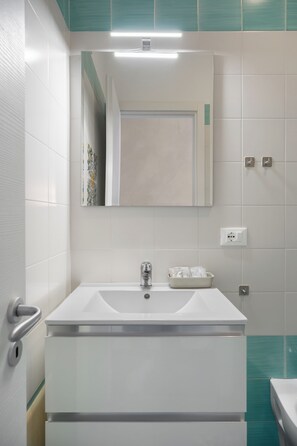 Bathroom - The Reef Sorrento (Sorrento)