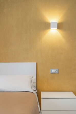 أغطية فراش متميزة وخزنة داخل الغرفة ومكتب ومساحة عمل للكمبيوتر المحمول