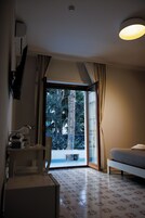Deluxe Double Room, Balcony | Premium bedding, in-room safe, desk, laptop workspace