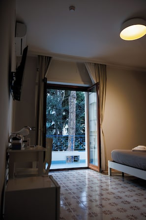 Deluxe tweepersoonskamer, balkon | Luxe beddengoed, een kluis op de kamer, een bureau, een laptopwerkplek