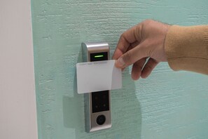 Premium bedding, in-room safe, desk, laptop workspace - The Reef Sorrento (Sorrento)