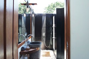 Villa de luna de miel, 1 habitación | Baño | Ducha, artículos de higiene personal gratuitos y secador de pelo
