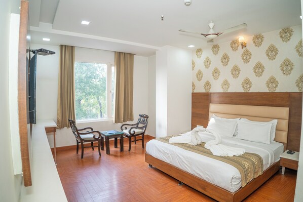 Deluxe Double Room, 1 Double Bed | Minibar, desk, blackout drapes, soundproofing - Grand Hridey 1 minute from Railway Station - Amritsar (Amritsar)