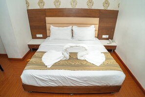 Minibar, desk, blackout curtains, soundproofing - Grand Hridey 1 minute from Railway Station - Amritsar (Amritsar)