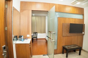 Minibar, escritorio, cortinas blackout y sistema de insonorización 