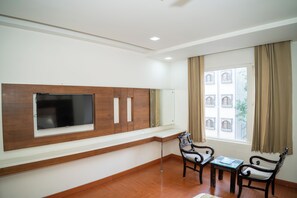 Minibar, desk, blackout drapes, soundproofing - Grand Hridey 1 minute from Railway Station - Amritsar (Amritsar)