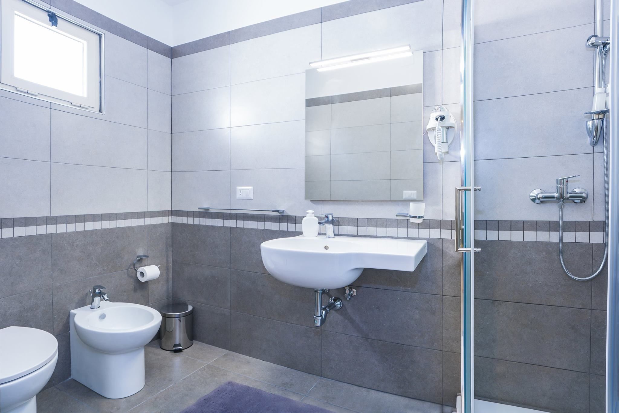 Doppel- oder Zweibettzimmer, Meerblick | Badezimmer | Dusche, kostenlose Toilettenartikel, Bademäntel, Bidet