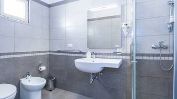 Doppel- oder Zweibettzimmer, Meerblick | Badezimmer | Dusche, kostenlose Toilettenartikel, Bademäntel, Bidet