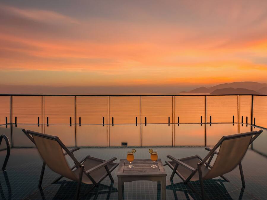 Piscina externa, funciona das 5h às 22h, guarda-sóis, espreguiçadeiras