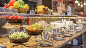 Um buffet com diversos pratos e saladas.