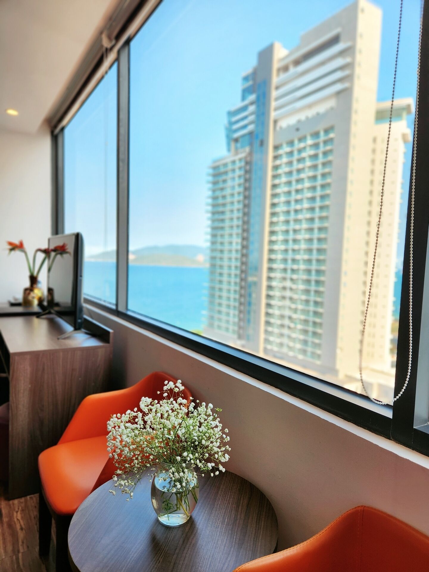 Premier Double or Twin Room, 1 Bedroom, Partial Sea View | Bar mini, peti besi dalam bilik, meja, ruang kerja komputer riba 