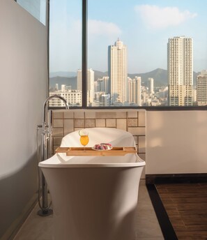 Habitación doble Grand, 1 habitación, vista al mar | Baño | Amenidades de baño de diseñador, secadora de cabello, batas, pantuflas