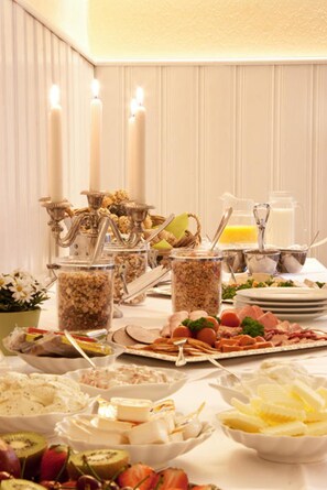 Desayuno buffet (EUR 6.50 por persona)