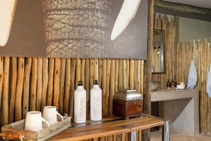 Luxe Twin kamer | Badkamer | Een douche, gratis toiletartikelen, een haardroger, handdoeken