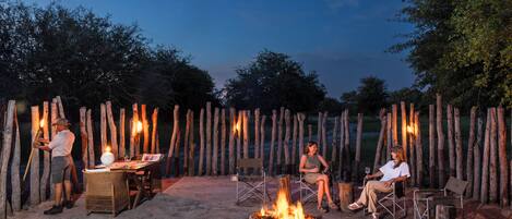 Frokost, lunsj og middag serveres, lokale og internasjonale retter