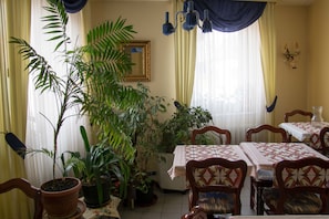 Petit déjeuner continental (5 EUR par personne)