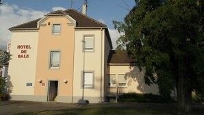 A two-story building with a sign reading "HOTEL DE BALE". - Hôtel de Bâle (Bantzenheim)