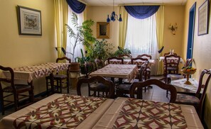 Desayuno continental diario (EUR 5 por persona)