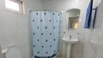 Pancuran mandi, kelengkapan dandanan diri percuma, pengering rambut