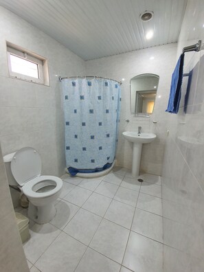 Shower, free toiletries, hair dryer, slippers - Kesabella Touristic Hotel (Parakar)