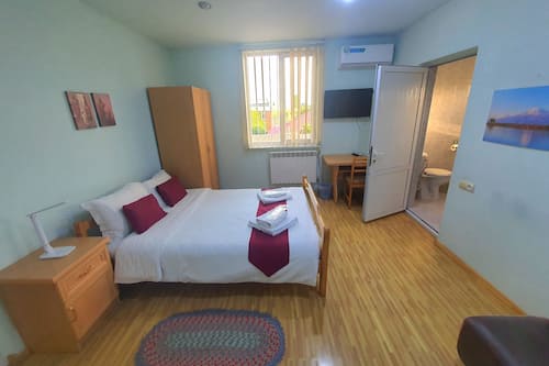 Doppel- oder Zweibettzimmer | Schreibtisch, schallisolierte Zimmer, Bügeleisen/Bügelbrett