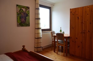 Minibar, laptop workspace, blackout drapes, cribs/infant beds - Weingut Gindorf (Lieser)