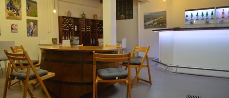 Un espace bar avec des chaises en bois et un comptoir.