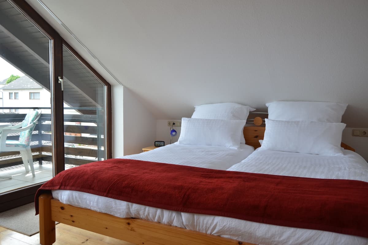 Double Room, Balcony | Bar mini, ruang kerja komputer riba, langsir/tirai gelap terus