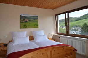 Chambre Double, balcon, vue vignoble | Minibar, espace de travail pour ordinateur portable, rideaux occultants