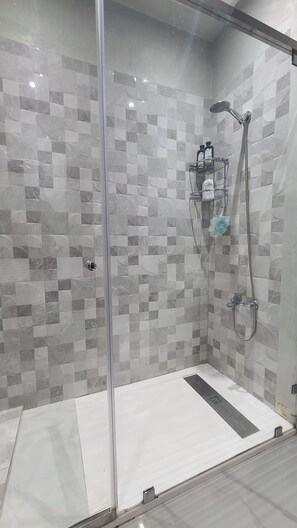 Apartment | Bathroom | Shower, rainfall showerhead, bidet, towels