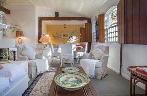 Casa standard, vários quartos, vista para o oceano | Sala de estar